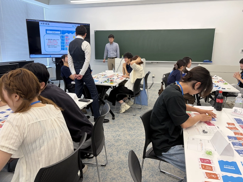 ゲーム形式で楽しく学ぶ参加者ら